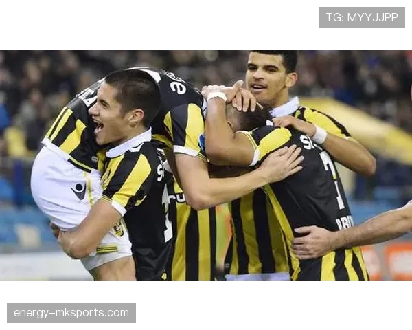 埃因霍温在荷甲赛季中表现稳健,持续位居积分榜首状态分析 埃因霍温在荷甲赛季中表现稳健,持续位居积分榜首状态分析