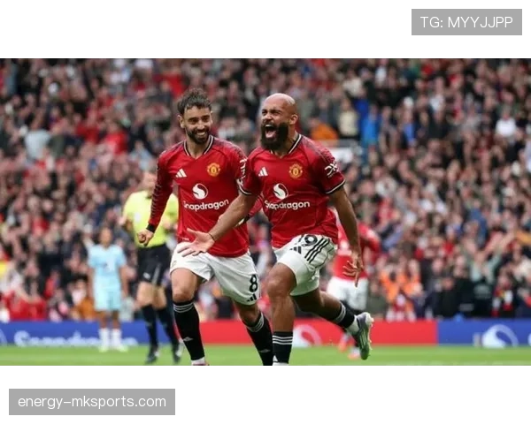 曼联从边路到中路的空间利用能力缺失，进攻效率受限